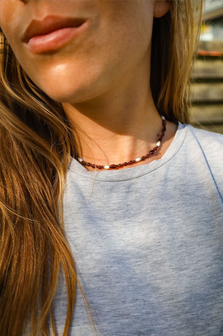 Collier en perles de grenat naturel et nacres
