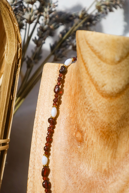 Collier en perles de grenat naturel et nacres