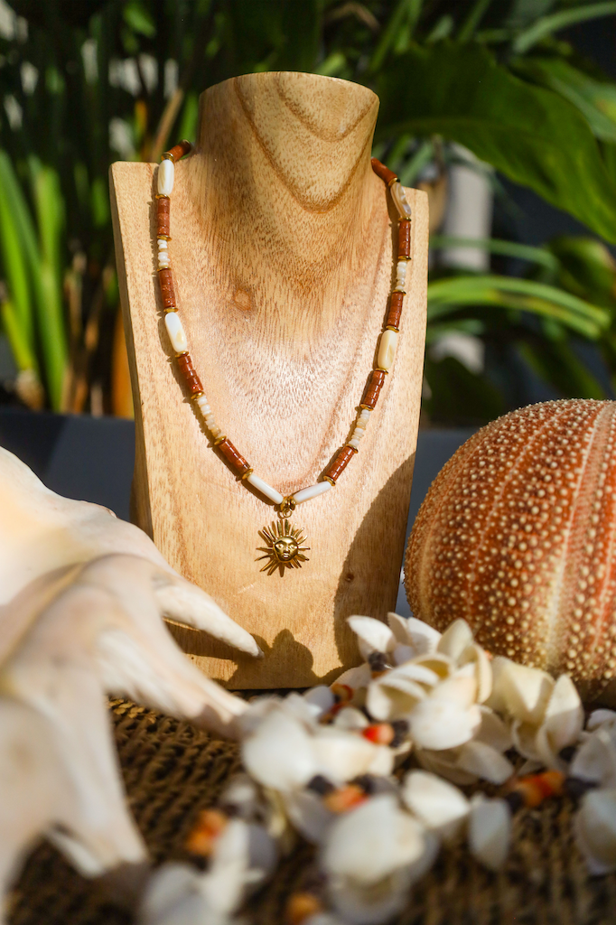 Collier Terama en perles de grès et coquillages naturels et nacres.