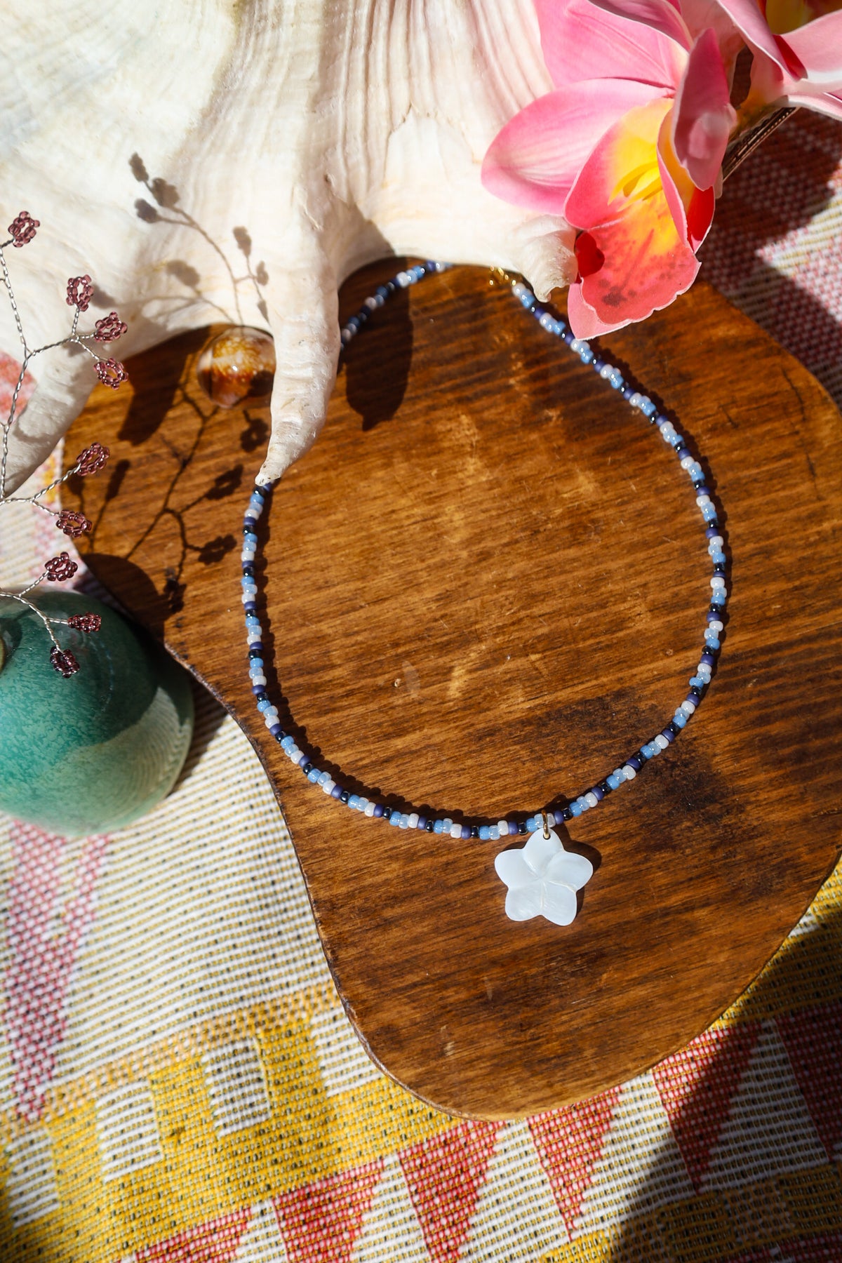 Collier perles rocailles bleues et pendentif en nacre