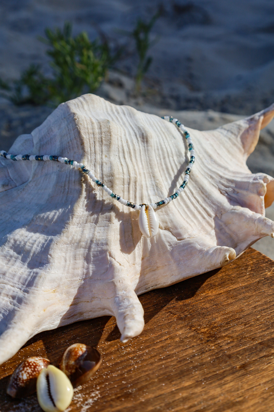 Collier composé de perles de petites rocailles de différentes couleur avec pendentif cauri