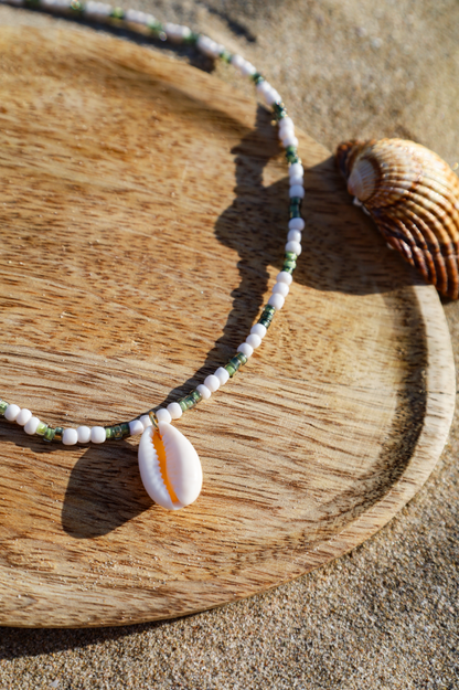 Collier composé de perles de petites rocailles couleur verte avec pendentif cauri