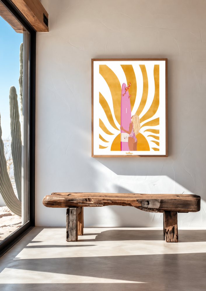Affiche représentant un énorme soleil jaune avec une femme blonde tenant son surf