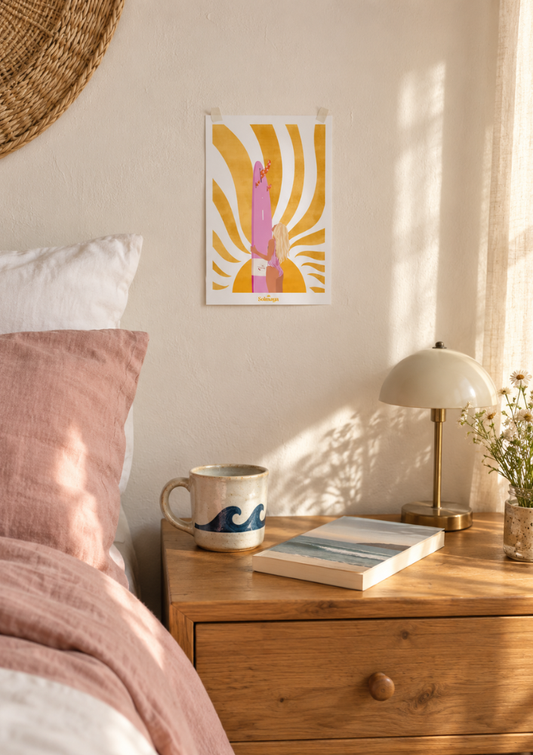 Affiche représentant un énorme soleil jaune avec une femme blonde tenant son surf