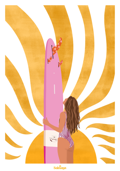 Affiche représentant un énorme soleil jaune avec une femme brune tenant son surf