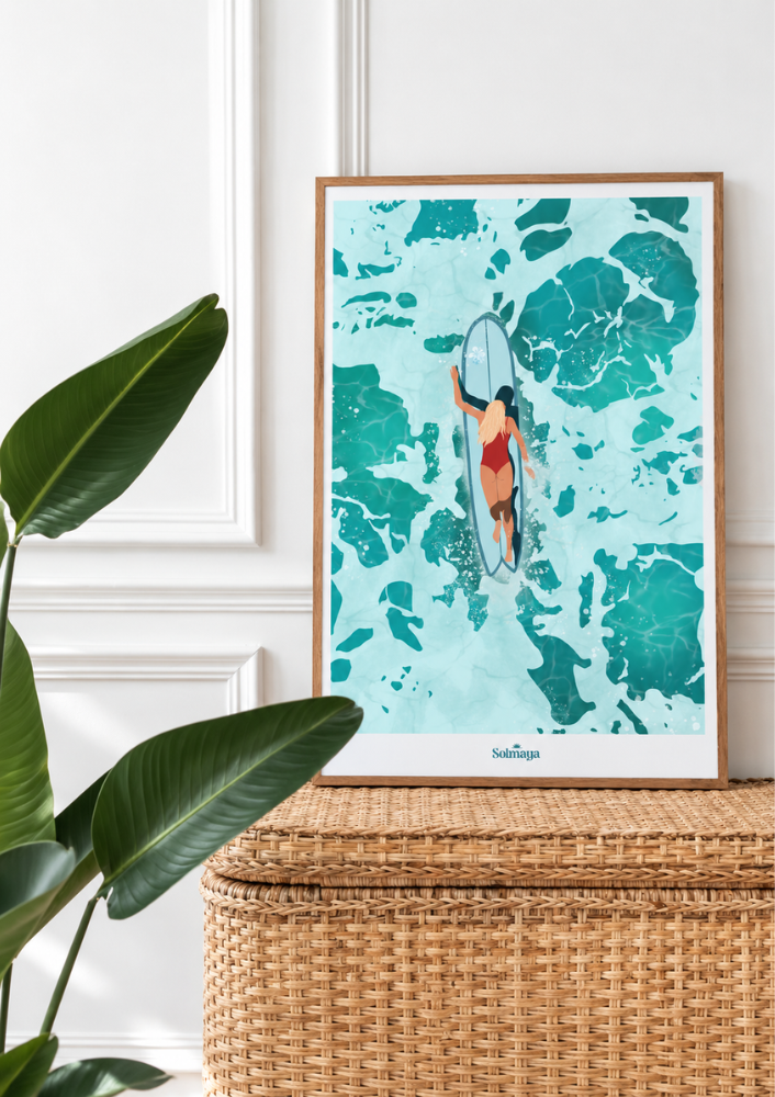 Affiche avec une vue de haut sur une surfeuse en plein milieu de la mer