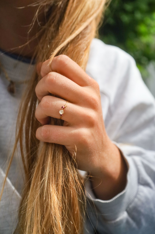 bague réglable acier inoxydable et perles rondes grenat