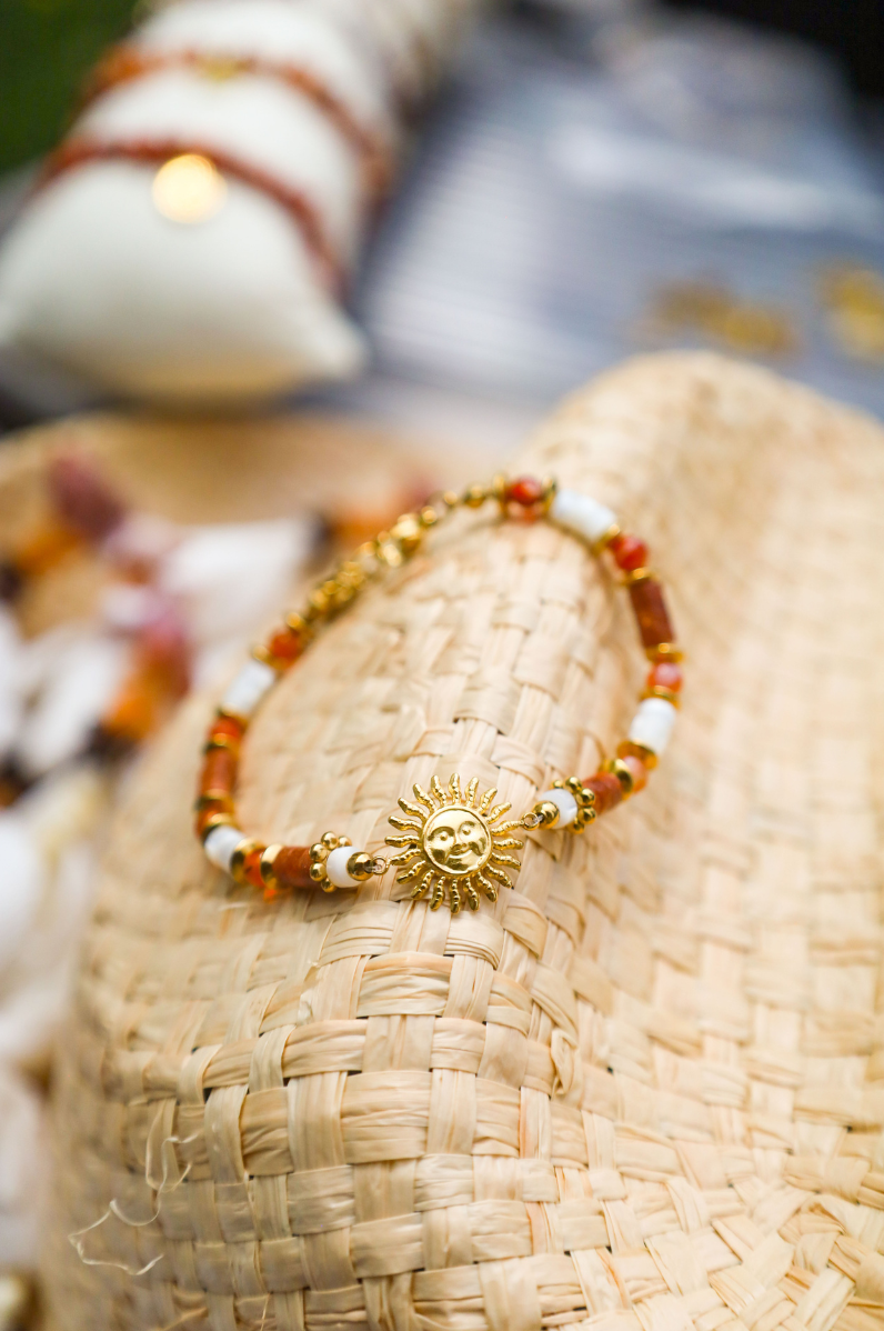 bracelet pendentif soleil et perles de couleurs chaudes en grès