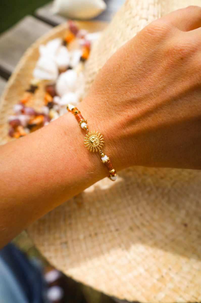 bracelet pendentif soleil et perles de couleurs chaudes en grès
