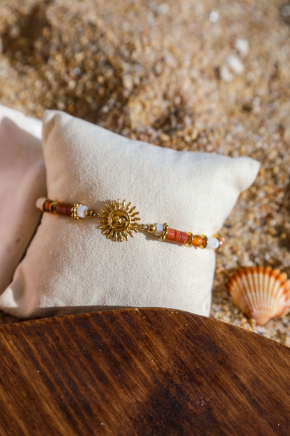 bracelet pendentif soleil et perles de couleurs chaudes en grès