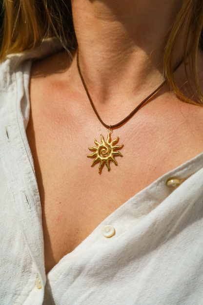collier en suédine marron et pendentif soleil doré