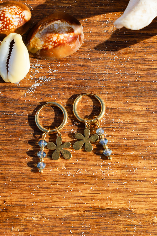 Boucles dorées avec perles bleues