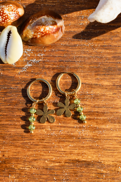 Boucles dorées avec perles vertes