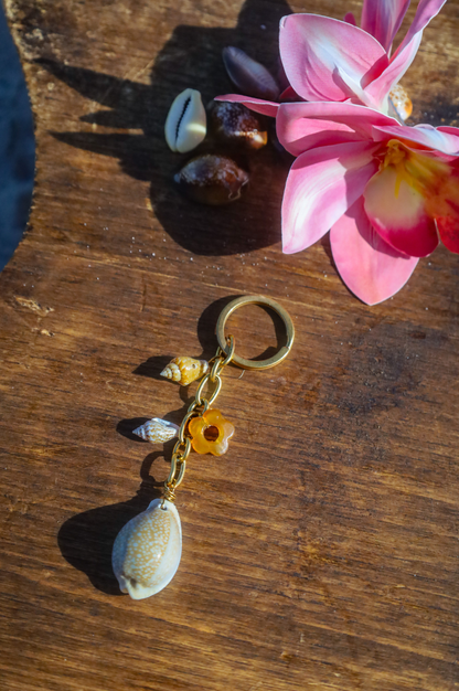 Porte clé avec cauri et fleurs
