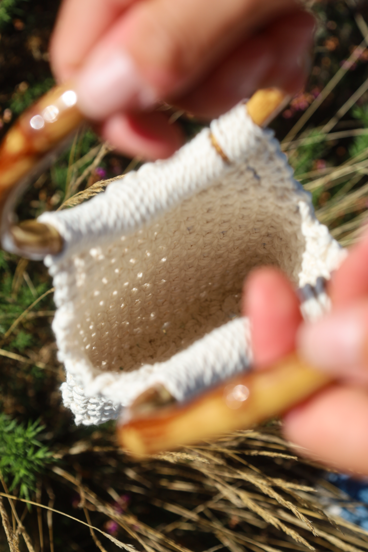 Sac à main en maillage serré en macrame couleur blanc avec deux anneaux en bambou