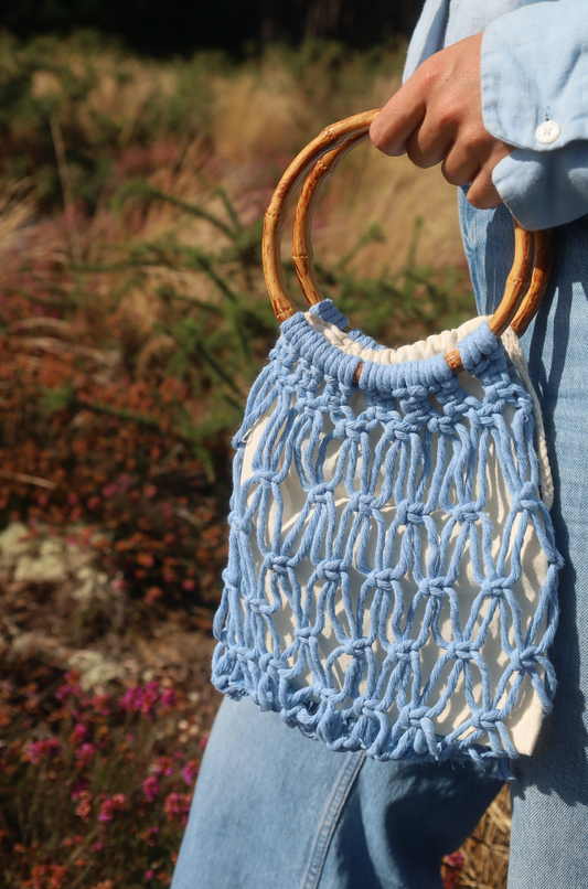 Sac à main en maillage dessérré en macrame couleur bleu ciel avec deux anneaux en bambou