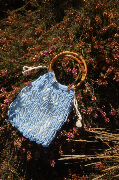 Sac à main en maillage dessérré en macrame couleur bleu ciel avec deux anneaux en bambou