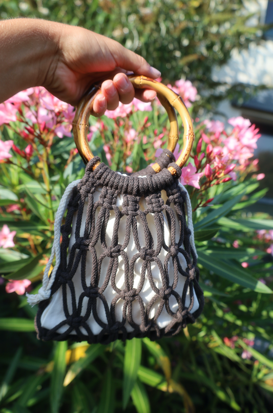 Sac à main en maillage relaché en macrame couleur marron avec anneaux en bambous