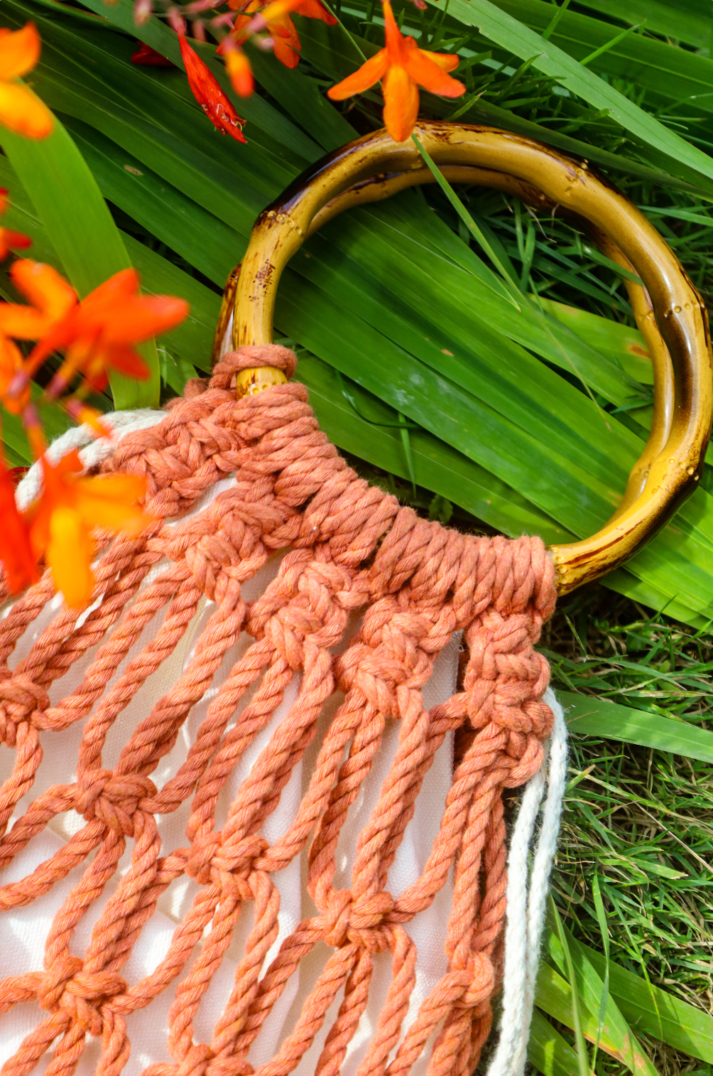 Sac à main en maillage relaché en macrame couleur terra cotta avec anneaux en bambous