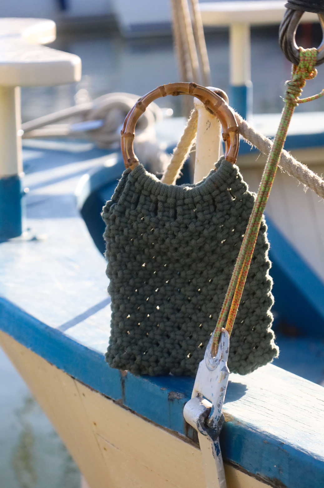 Sac à main tressé en maillage serré en macramé couleur kaki et anneau en bambou