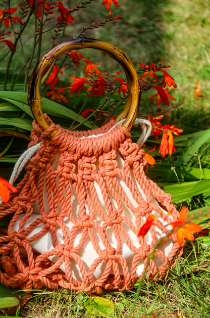 Sac à main en maillage relaché en macrame couleur terra cotta avec anneaux en bambous