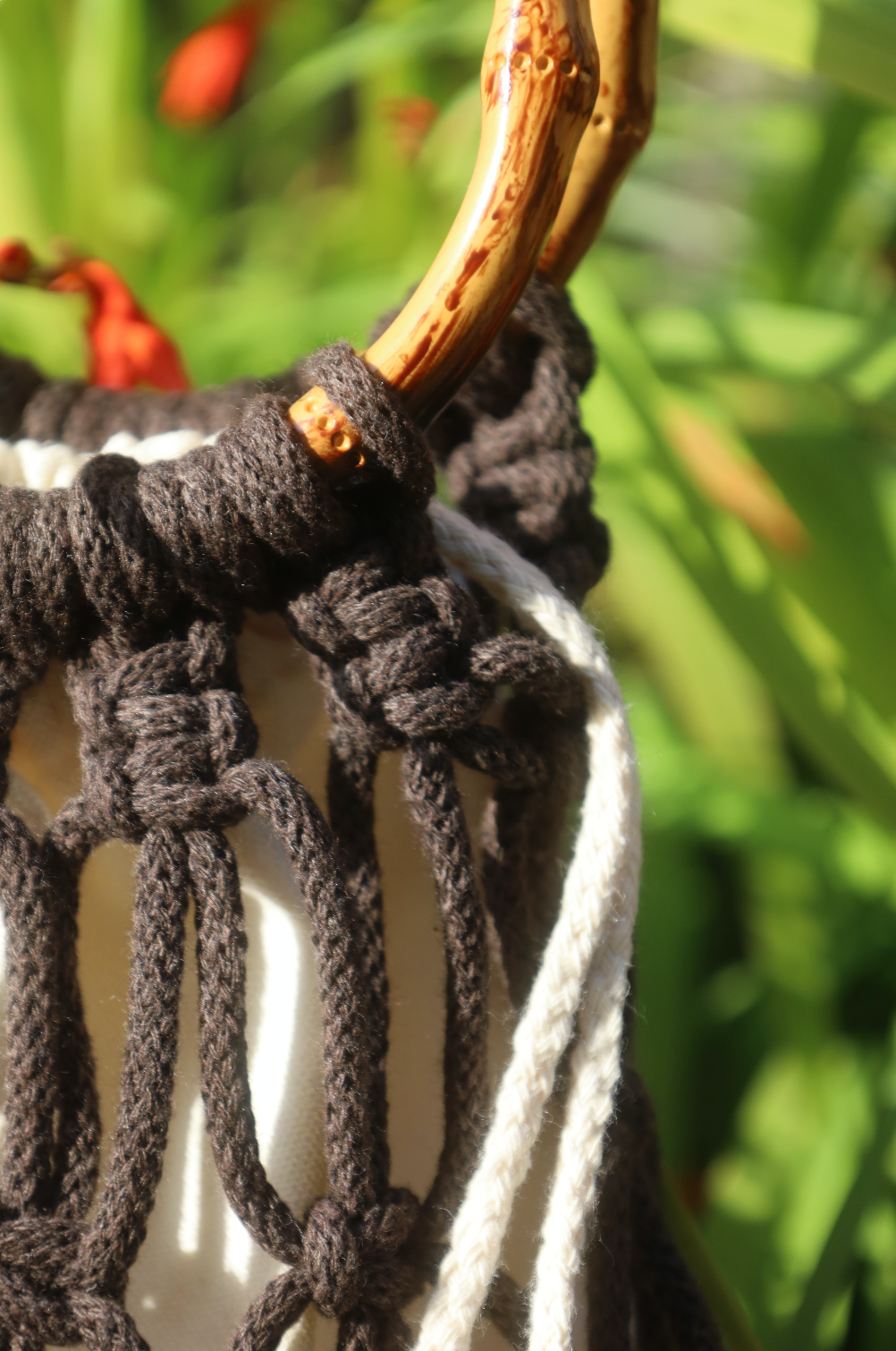Sac à main en maillage relaché en macrame couleur marron avec anneaux en bambous