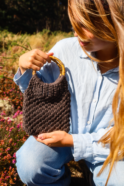 Sac à main en maillage serré en macrame couleur marron avec deux anneaux en bambou