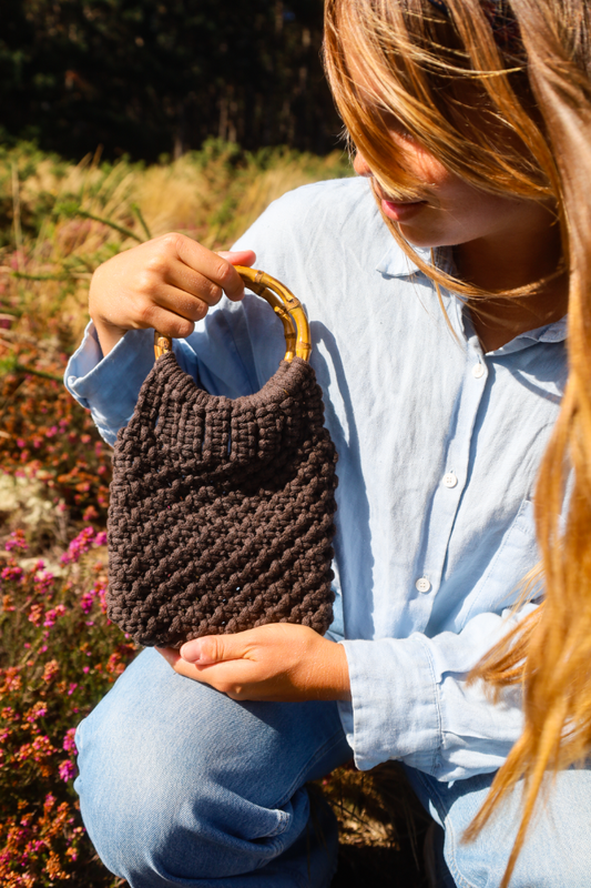 Sac à main en maillage serré en macrame couleur marron avec deux anneaux en bambou