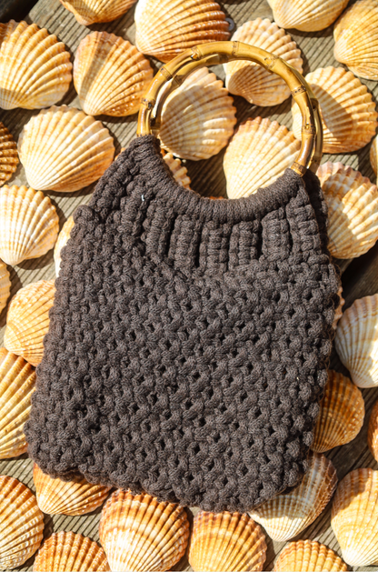 Sac à main en maillage serré en macrame couleur marron avec deux anneaux en bambou