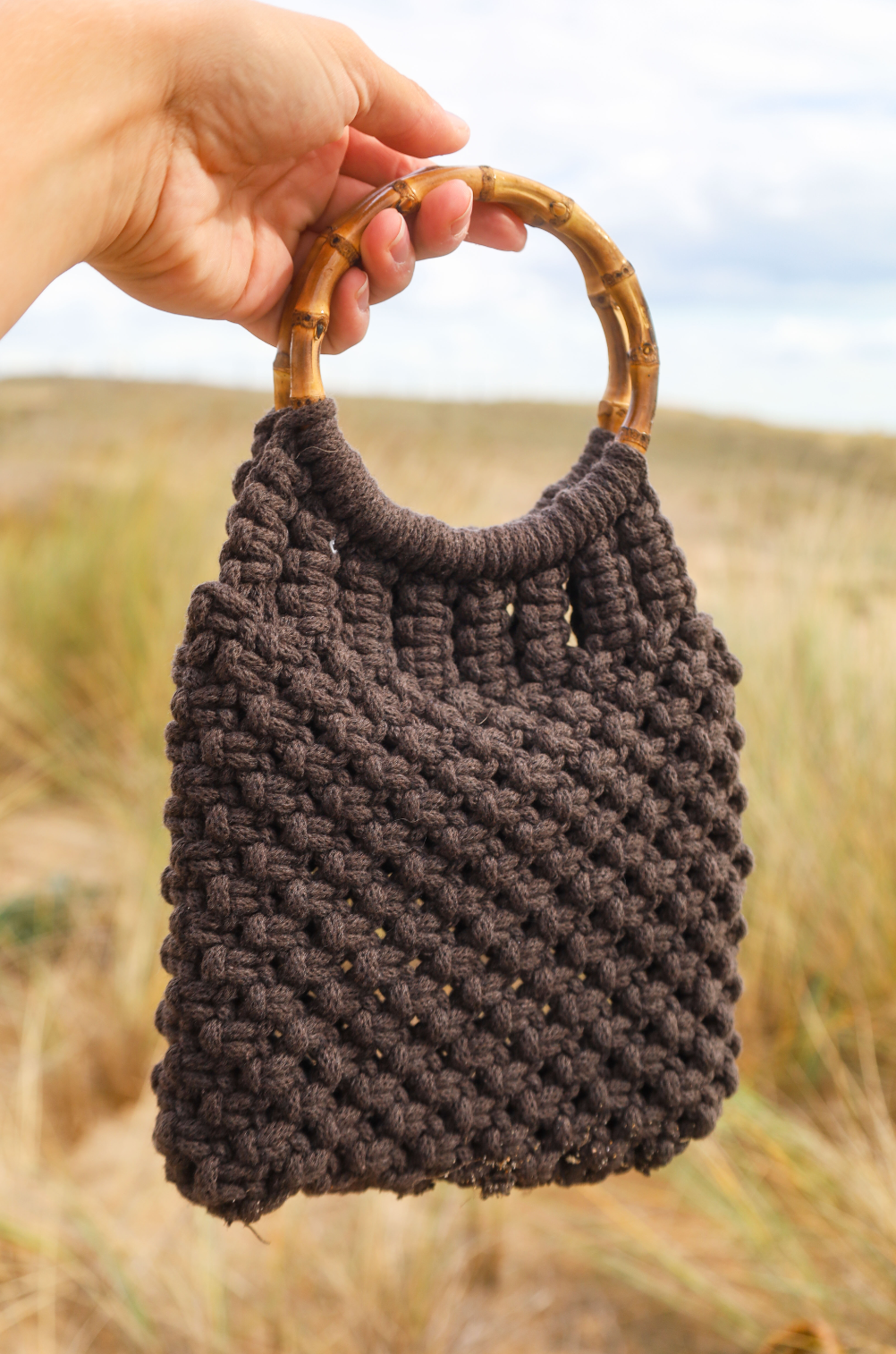 Sac à main en maillage serré en macrame couleur marron avec deux anneaux en bambou