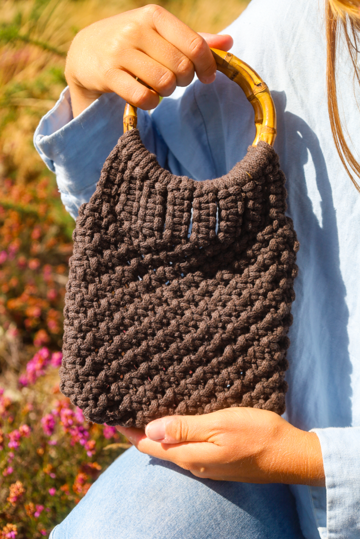 Sac à main en maillage serré en macrame couleur marron avec deux anneaux en bambou