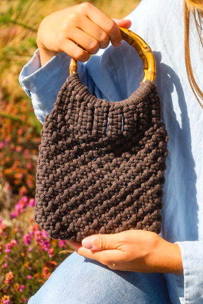 Sac à main en maillage serré en macrame couleur marron avec deux anneaux en bambou