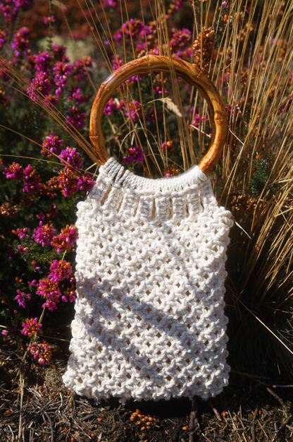 Sac à main en maillage serré en macrame couleur blanc avec deux anneaux en bambou