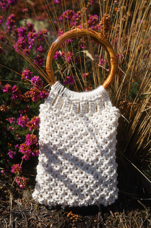 Sac à main en maillage serré en macrame couleur blanc avec deux anneaux en bambou