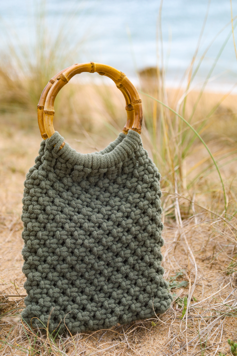 Sac à main tressé en maillage serré en macramé couleur kaki et anneau en bambou