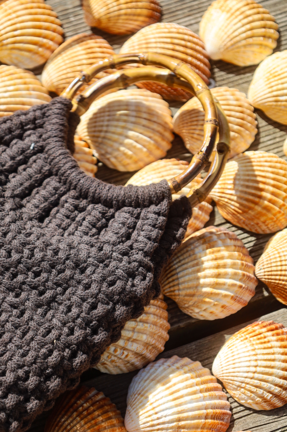 Sac à main en maillage serré en macrame couleur marron avec deux anneaux en bambou