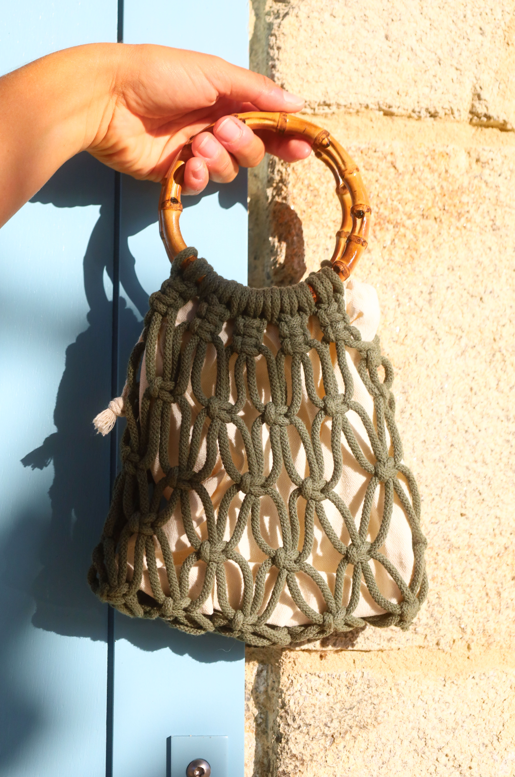 Sac à main en maillage relaché en macrame couleur kaki avec anneau en bambous