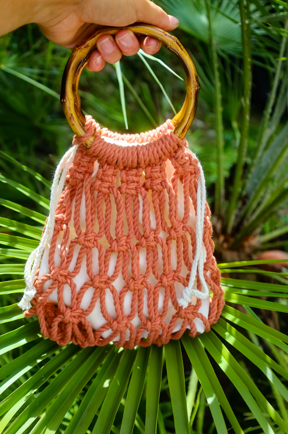 Sac à main en maillage relaché en macrame couleur terra cotta avec anneaux en bambous