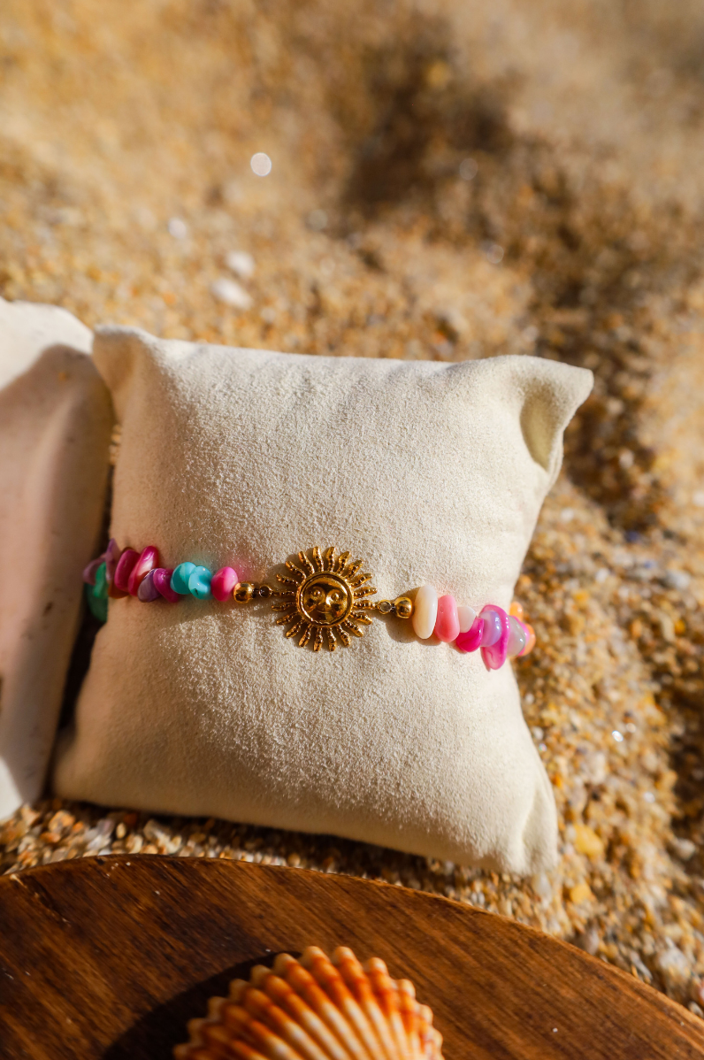 Bracelet perles corail multicolores et pendentif soleil