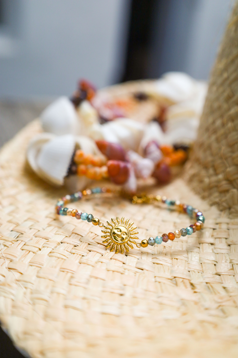 bracelet pendentif soleil et perles de verre multicolores