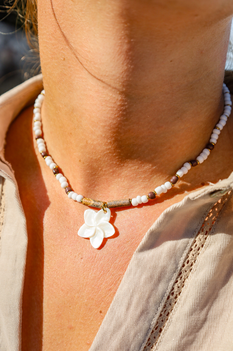 collier en perles de rocailles blanches et marron et fleur en nacre
