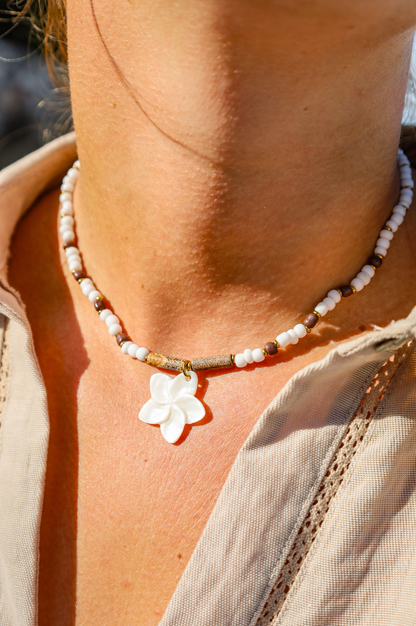 collier en perles de rocailles blanches et marron et fleur en nacre