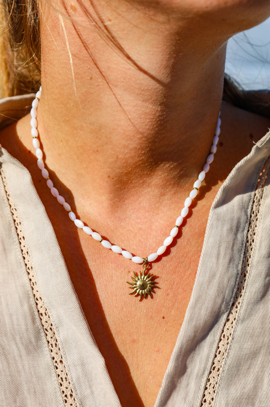 Collier en nacres olives et pendentif doré soleil