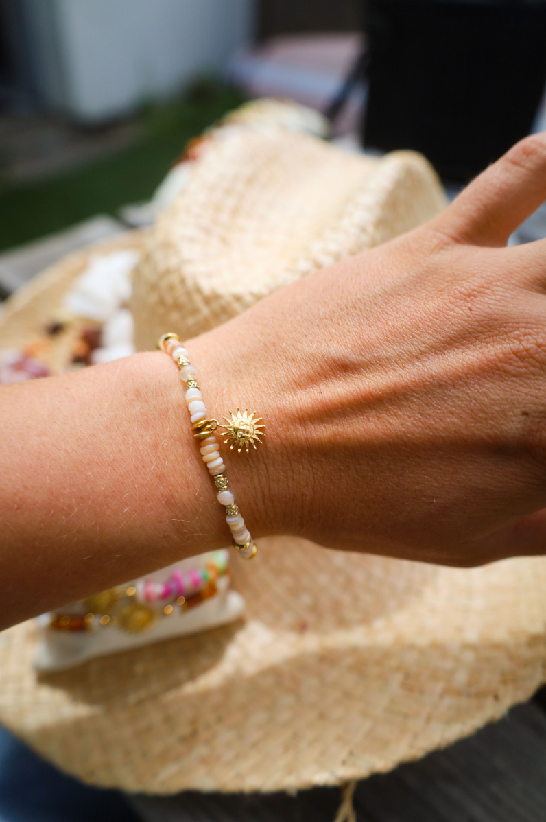 Bracelet perles de coquillages et pendentif soleil