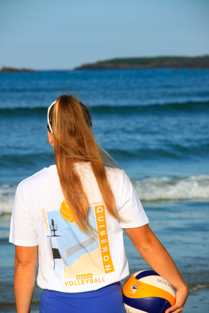 Tshirt imprimé en coton avec un design beachvolley quiberon, un filet et le phare de la grande plage.