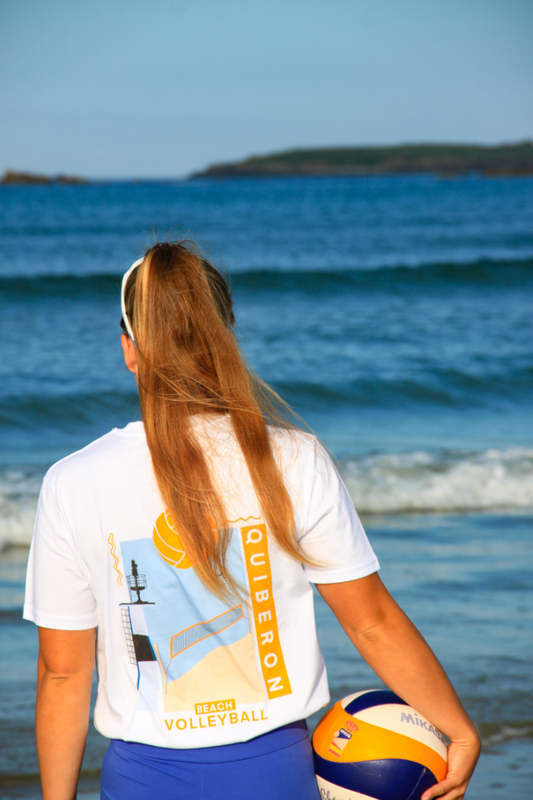 Tshirt imprimé en coton avec un design beachvolley quiberon, un filet et le phare de la grande plage.