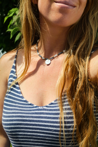 Collier perles rondes bleues avec pendentif oeil de sainte lucie