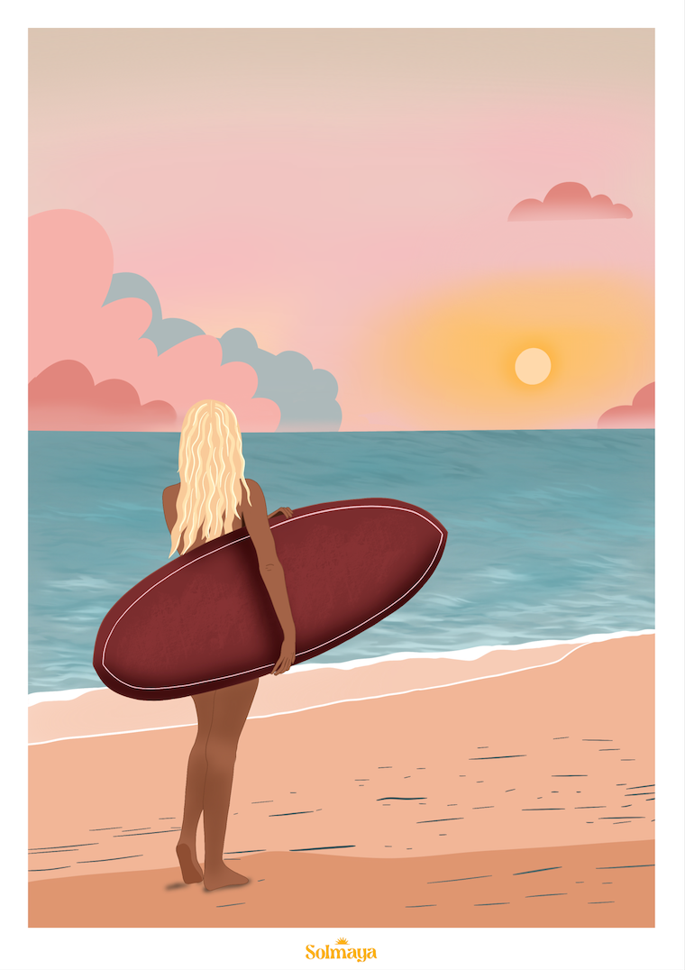 Affiche représentant une femme de dos avec sa planche de surf devant le soleil couchant