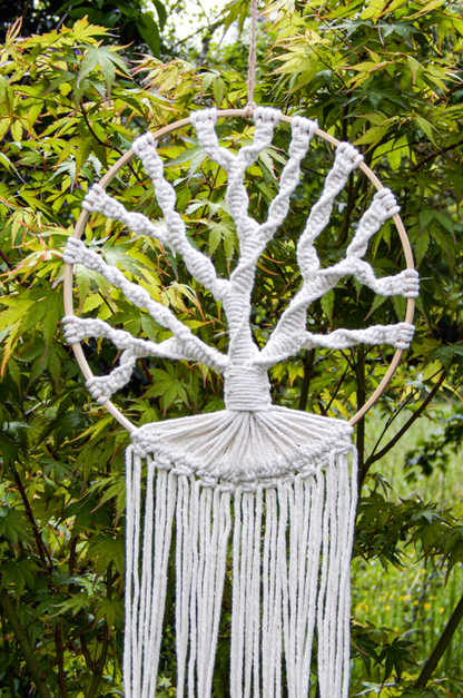 Arbre de vie tissé en macramé dans un cercle en bois