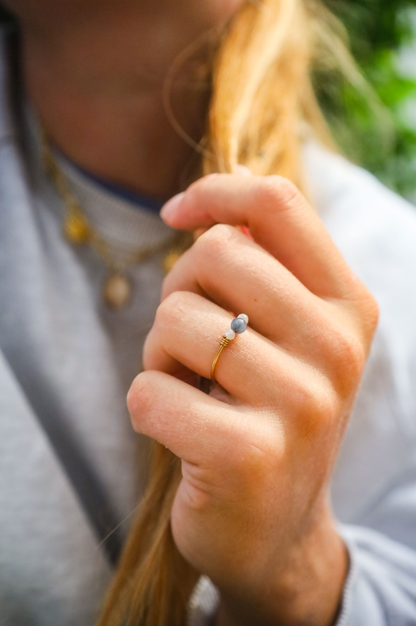 Bague acier inoxydable réglable et perle bleues et blanches rondes